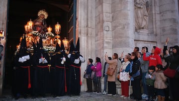 Nazarenos durante la procesión del Encuentro de la Santísima Virgen con su hijo en la Calle de la Amargura, a 4 de abril de 2023, en Valladolid, Castilla y León (España) La imagen del Cristo Camino del Calvario es portada a hombros y alumbrada por su cofradía titular, Real Cofradía Penitencial del Santísimo Cristo Despojado. Después, se une a la procesión la imagen de Nuestra Señora de las Angustias de la cofradía del mismo nombre. Los dos pasos tienen el encuentro frente a la fachada del Palacio de Santa Cruz, uno de los momentos más especiales de la Semana Santa de Valladolid, declarada de Interés Turístico Internacional.
04 ABRIL 2023
Joaquín Rivas / Europa Press
04/04/2023