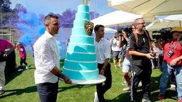 Iago Aspas ayuda a transportar la tarta conmemorativa del Centenario del Celta.