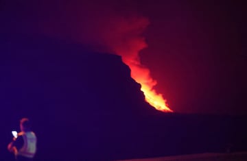 La lava del volcán de La Palma ha llegado al mar en la costa del municipio de Tazacorte. Se ha precipitado de un acantilado de cerca de 100 metros de altura. Las nubes tóxicas que genera el magma al contacto con el agua del mar suponen la gran preocupación de las autoridades.
