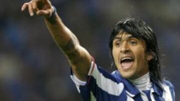 <b>LÍDER. </b>Lucho da órdenes a sus compañeros del Oporto.