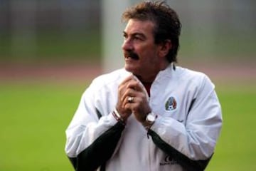 Es de los pocos que han completado un proceso mundialista (2002-2006). Hizo famosa la frase: "Pasamos caminando". En total dirigió al Tri en 71 partidos, donde consiguió 38 triunfos, 16 empates y 17 derrotas para una efectividad del 61.03%.