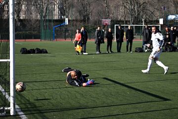 Alessandro Del Piero marca un gol a Ali Al Habsi durante el partido en el Centro Deportivo Emilie Antoine, en París cerca de la Torre Eiffel.