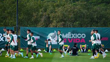 GRAFCAT2861. CALDES DE MALAVELLA (GIRONA) (ESPAÑA), 04/11/2022.- La selección de México, dirigida por Gerardo Martino, este viernes durante su entrenamiento en las instalaciones del PGA de Caldes de Malavella (Girona), donde está realizando una concentración para preparar el Mundial de Catar y disputará próximamente dos encuentros amistosos contra Irak y Suecia en el estadio de Montilivi de Girona. EFE/David Borrat