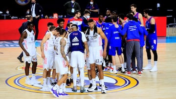 GRAF4640. MADRID (ESPAÑA), 30/03/2021.- Los jugadores del Real Madrid (i) lamentan su derrota tras el encuentro de Euroliga ante el Anadolu Efes (d), este martes en el WiZink Center de Madrid. EFE/Fernando Alvarado