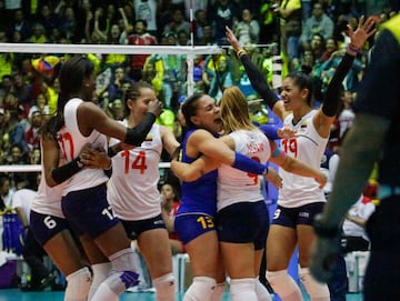 La Selección Colombia de voleibol detonó alegría en el Coliseo El Salitre al ganarle a Perú 3-0. El país sueña con un cupo a Tokio que se define contra Argentina.