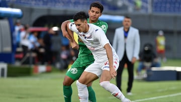 Sporting Cristal's forward Juan Carlos Gonzalez (L) and Nacional's forward Francisco Morel fight for the ball during the Copa Libertadores second round first leg football match between Paraguay's Nacional and Peru's Sporting Cristal, at the Defensores del Chaco stadium in Asuncion, on February 21, 2023. (Photo by NORBERTO DUARTE / AFP)