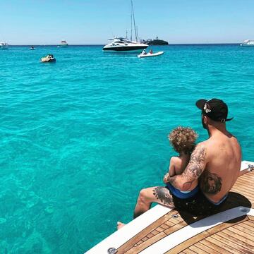 El defensa del Manchester City fue cazado por las c¨¢maras a bordo del Cala di Luna en Formentera, cuyo alquiler cuesta 34.000 euros semanales. Dispone de m¨²ltiples elementos para hacer acrobacias en el agua.