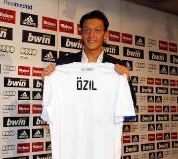 Mesut ?zil en la presentaci¨®n como jugador del Real Madrid en agosto de 2010.