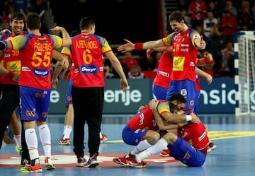 Los jugadores celebran la medalla de oro del Europeo.