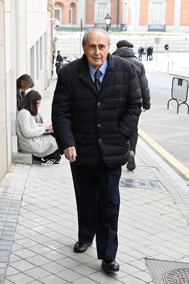 Jaime Peñafiel a su llegada a la capilla ardiente.