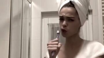 Joana Sanz, la mujer de Dani Alves, se monta un videoclip en el ba&ntilde;o.