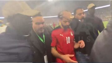 Salah escoltado tras los láseres en la cara