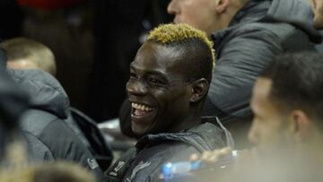 El delantero del Liverpool, Mario Balotelli, se ríe sentado en el banquillo de Anfield. El italiano fue suplente en el partido ante el Swansea City.