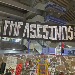 Cuelgan manta afuera del Jalisco: "FMF asesinos"