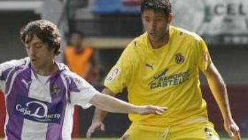 <b>RENUEVA.</b> El jugador internacional del Villarreal Joan Capdevila ha ampliado su contrato con el equipo amarillo hasta 2011.