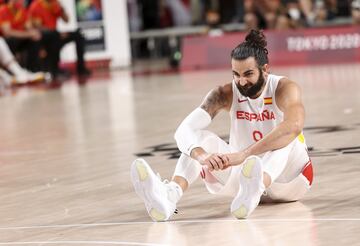 Ricky Rubio lamenta la eliminación de España sobre el parquet del Saitama Arena.