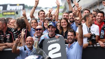 Aldeguer célèbre avec l'équipe Gresini après avoir remporté la deuxième place en Autriche.