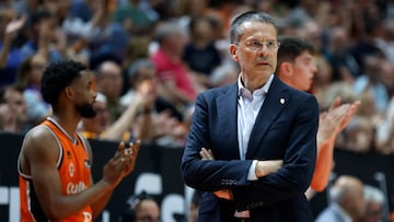 VALENCIA, 30/05/2025. - El entrenador del Valencia Basket Pedro Martínez durante el partido correspondiente a la última jornada de la Liga Endesa de baloncesto que Valencia Basket y Breogán disputan este viernes en el pabellón de la Fuente de San Luis, en Valencia. EFE/Miguel Ángel Polo.