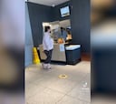 ¡Clienta se enoja y hace esto con la mascarilla de trabajadora del McDonalds!