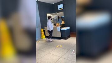 No es una broma: una clienta se enfada y hace esto con la mascarilla de una trabajadora del McDonalds