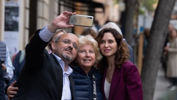 La presidente de la Comunidad de Madrid, Isabel Díaz Ayuso (1d), y el candidato del PP a las elecciones catalanas, Alejandro Fernández (1i), durante un paseo por el barrio de Sarrià, a 6 de mayo de 2024, en Barcelona, Catalunya (España). Ayuso ha arropado al candidato popular a la presidencia de la Generalitat, Alejandro Fernández.
06 MAYO 2024;CATALUÑA;CATALUNYA;
David Zorrakino / Europa Press
06/05/2024