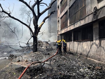 Los bomberos trabajan en el lugar del accidente a谷reo en la ciudad de Ahmedabad.
