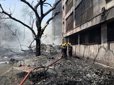 Los bomberos trabajan en el lugar del accidente aéreo en la ciudad de Ahmedabad.