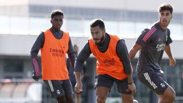 Hazard y Asensio, junto a Rodrygo.