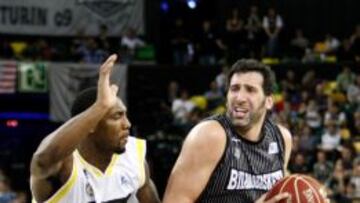 Alex Mumbrú ante Lamont Mack.