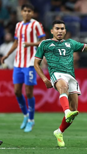 SAN ANTONIO, TEXAS - NOVEMBER 18: Orbelin Pineda #17 of Mexico controls the ball during an international friendly match between Mexico and Paraguay at Alamodome on November 18, 2025 in San Antonio, Texas. Omar Vega/Getty Images/AFP (Photo by Omar Vega / GETTY IMAGES NORTH AMERICA / Getty Images via AFP)