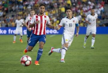 PAS204. PASADENA (CA, EE.UU.), 07/06/2016.- El jugador colombiano James Rodríguez (d) pasa el balón hoy, martes 7 de junio de 2016, durante un partido entre Colombia y Paraguay por el Grupo A de la Copa América, en el estadio Rose Bowl de Pasadena, California (EE.UU.). EFE/Javier Rojas