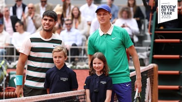 El mejor partido de tenis del año 2025 y uno de los mejores partidos de la historia. Los dos mejores tenistas del momento, Carlos Alcaraz y Jannik Sinner, se vieron las caras en la final de Roland Garros en un partido épico donde Alcaraz logró remontar dos sets y salvar hasta dos bolas de partido para imponerse por 4-6, 6-7 (4), 6-4, 7-6 (3) y 7-6 (2) después de 5 horas y 29 minutos de partido que deleitaron al mundo del tenis y del deporte y que volvieron a coronar al español como Rey de la tierra batida de París.