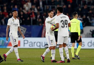 Éder Militão mira como Marco Asensio felicita al debutante Álvaro Rodríguez tras terminar el partido.