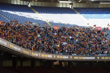 Un gran grupo de seguidores del Barcelona no han querido perderse la presentaci¨®n de Xavi Hern¨¢ndez.