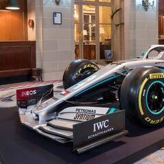 Mercedes se mancha de rojo