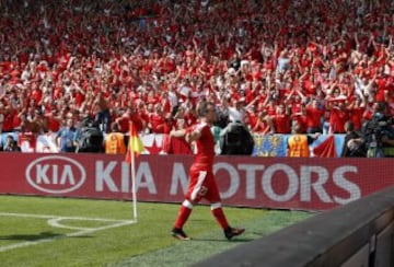 Xherdan Shaqiri celebra el 1-1.