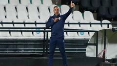 Jos&eacute; Gomes dando instrucciones en un partido 