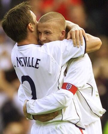 Gary Neville y David Beckham con Inglaterra en 2001.