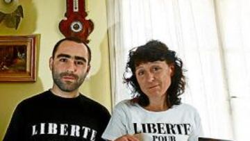 <b>FAMILIARES. </b>Didier, cuñado de Santos; Adrián, sobrino, y Lucila, su hermana, posan con fotografías suyas y camisetas en las que piden su libertad.