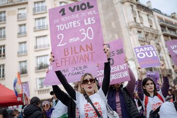 La gente asiste a una manifestación para conmemorar el Día Internacional de la Mujer en París, Francia.