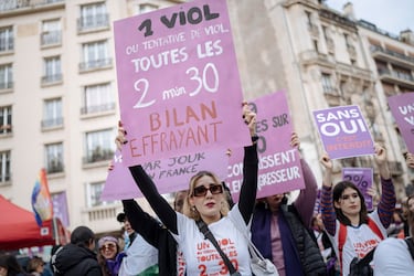 La gente asiste a una manifestación para conmemorar el Día Internacional de la Mujer en París, Francia.