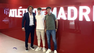 Marcos Denia, junto a su agente Juanma L¨®pez, y su padre Santi Denia el d¨ªa tras firmar su primer contrato con el Atl¨¦tico de Madrid
