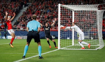 Mile Svilar portero del Benfica sosteniendo el balón sobre la línea, en un partido de la Champions League entre el Benfica y Manchester United 