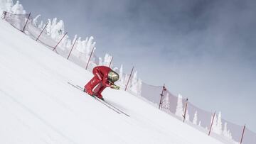 Jan Farrell se lanza durante una prueba de esqu&iacute; de velocidad.