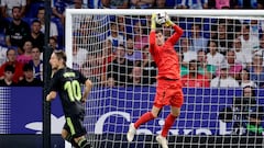 Courtois, atrapando un balón en Cornellá.