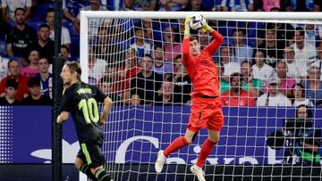 Courtois, atrapando un balón en Cornellá.