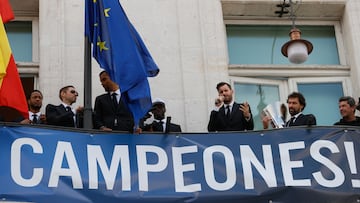 MADRID, 23/05/2023.- El alero del Real Madrid de baloncesto Rudy Fernández (c) pronuncia unas palabras mientras el equipo celebra con los aficionados el título de campeón de la Euroliga 2022-2023 desde el balcón de la Real Casa de Correos, sede de la Comunidad, este martes. EFE/ Mariscal