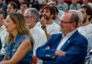 Instantánea de Ricky Rubio junto a otros asistentes escuchando atentamente los discursos ofrecidos en el acto de despedida de Víctor Claver.