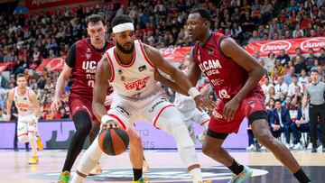 Brandon Davies, pívot del Valencia, controla el balón ante la presión de Jordan Sakho, pívot del UCAM Murcia.