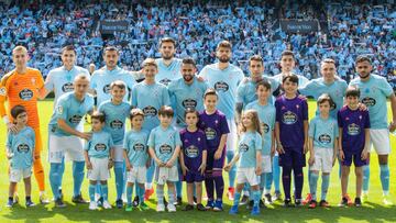 Formación inicial del Celta posando antes del inicio del partido contra el Girona en Balaídos